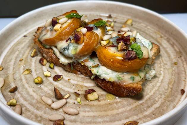 Tostada de albaricoques con queso azul Ada Parellada Tostada de albaricoques con queso azul Ada Parellada