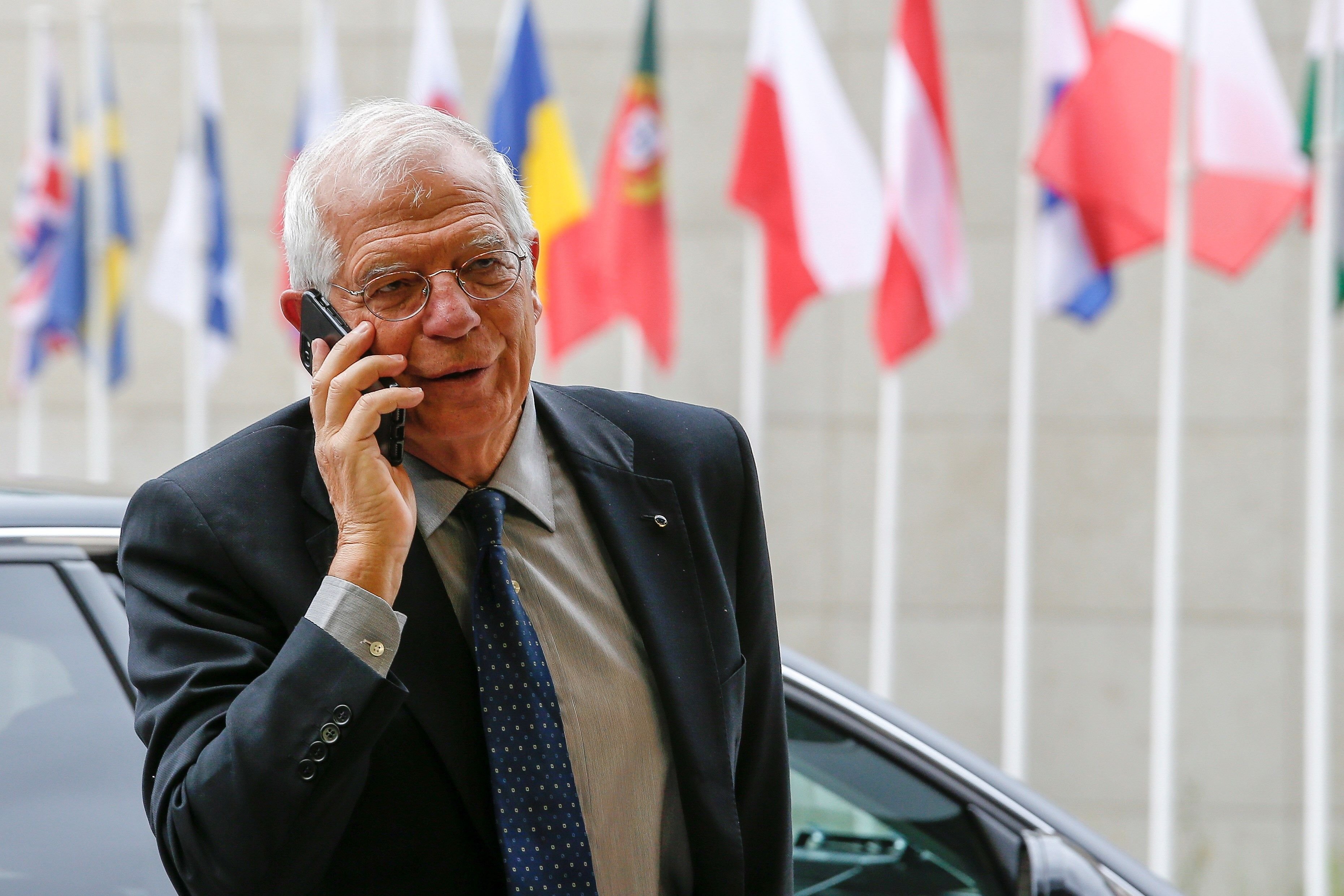 Borrell anuncia el cese de Morenés, después de alabarlo, y también el de Moragas