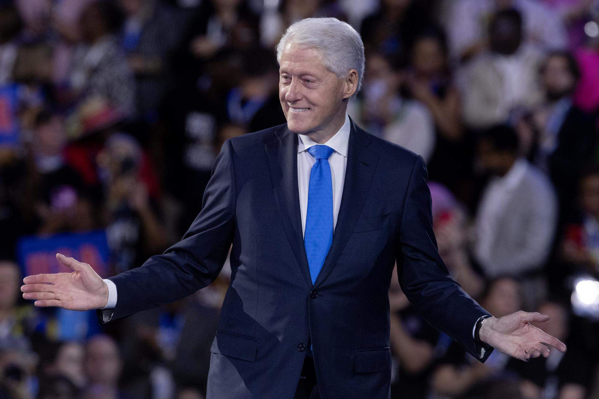 Bill Clinton reaparece en política para dar apoyo a Harris y hacer burla de Trump: "Yo soy más joven"