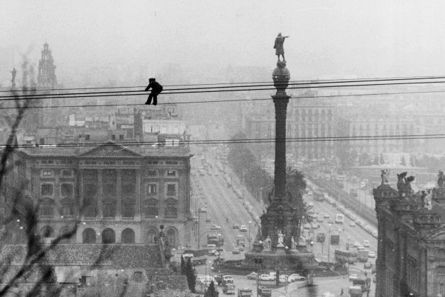 (c)Carlos Pérez de Rozas, 1980 Un parado se cuelga del teleférico para pedir trabajo