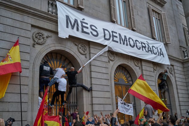 (c)Samuel Aranda, 2017 Manifestación en contra del referéndum del 1 de octubre, plaza de Sant Jaume