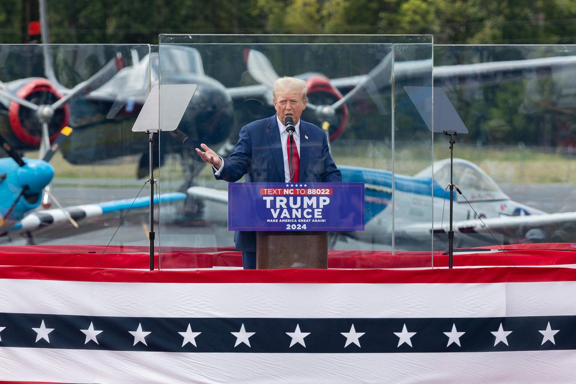 Trump se blinda detrás de un cristal antibalas en el primer mitin en el exterior desde el intento de asesinato