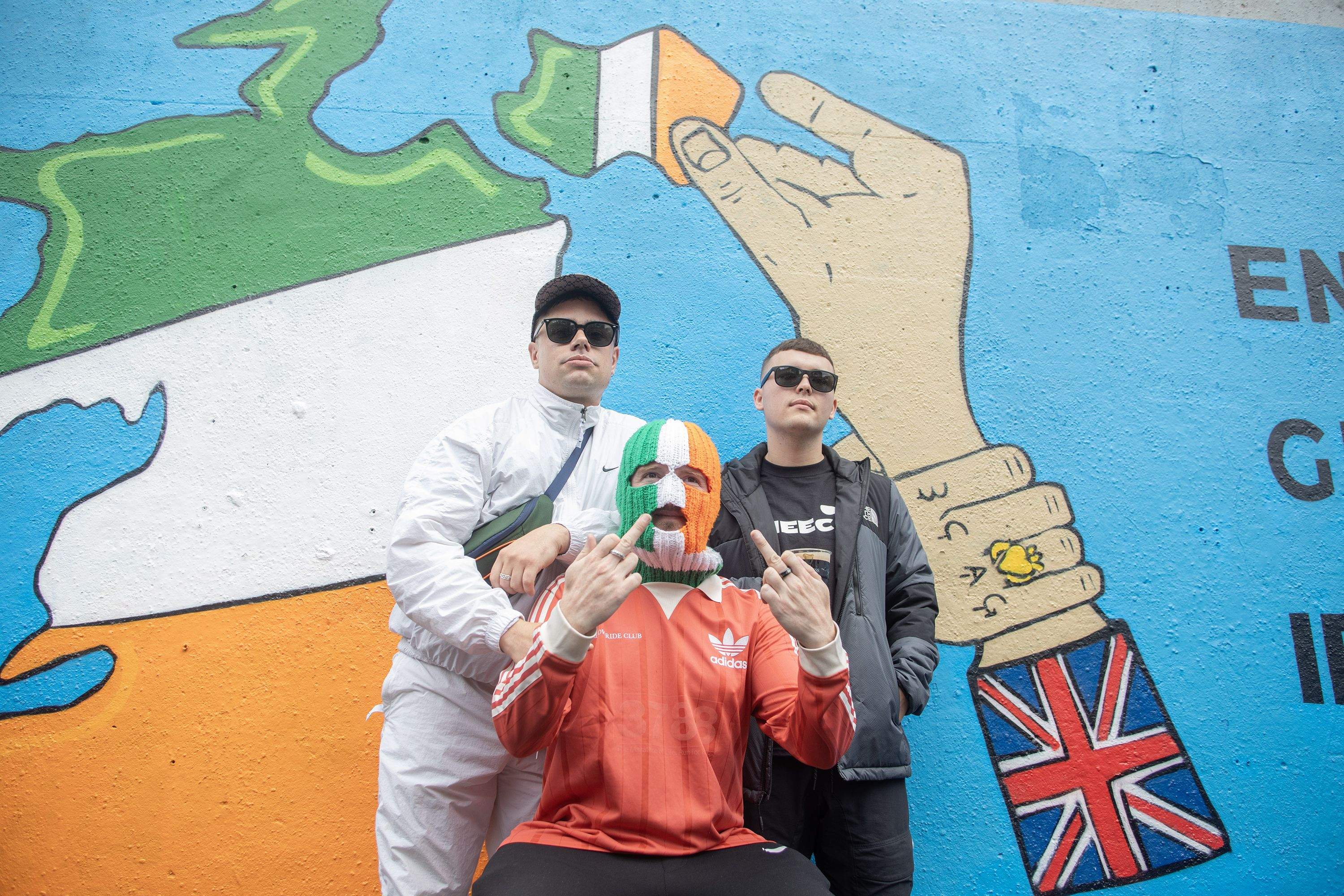 Kneecap, la banda de hip-hop norirlandesa que expulsará a los ingleses de la isla cantando en gaélico