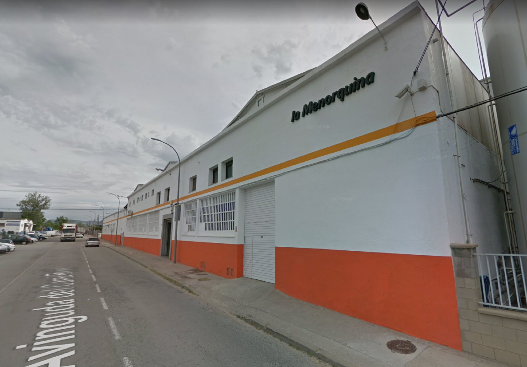 Evacuan la fábrica de La Menorquina en Palau-solità i Plegamans por un escape de amoníaco