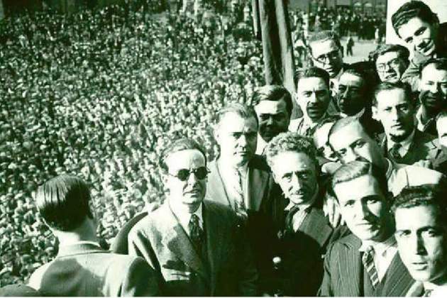 Compañeros y sus partidarios en la proclamación del 6 de Octubre de 1934. Fuente Corporación Catalana de Medios Audiovisuales Compañeros y sus partidarios en la proclamación del 6 de Octubre de 1934. Fuente Corporación Catalana de Medios Audiovisuales