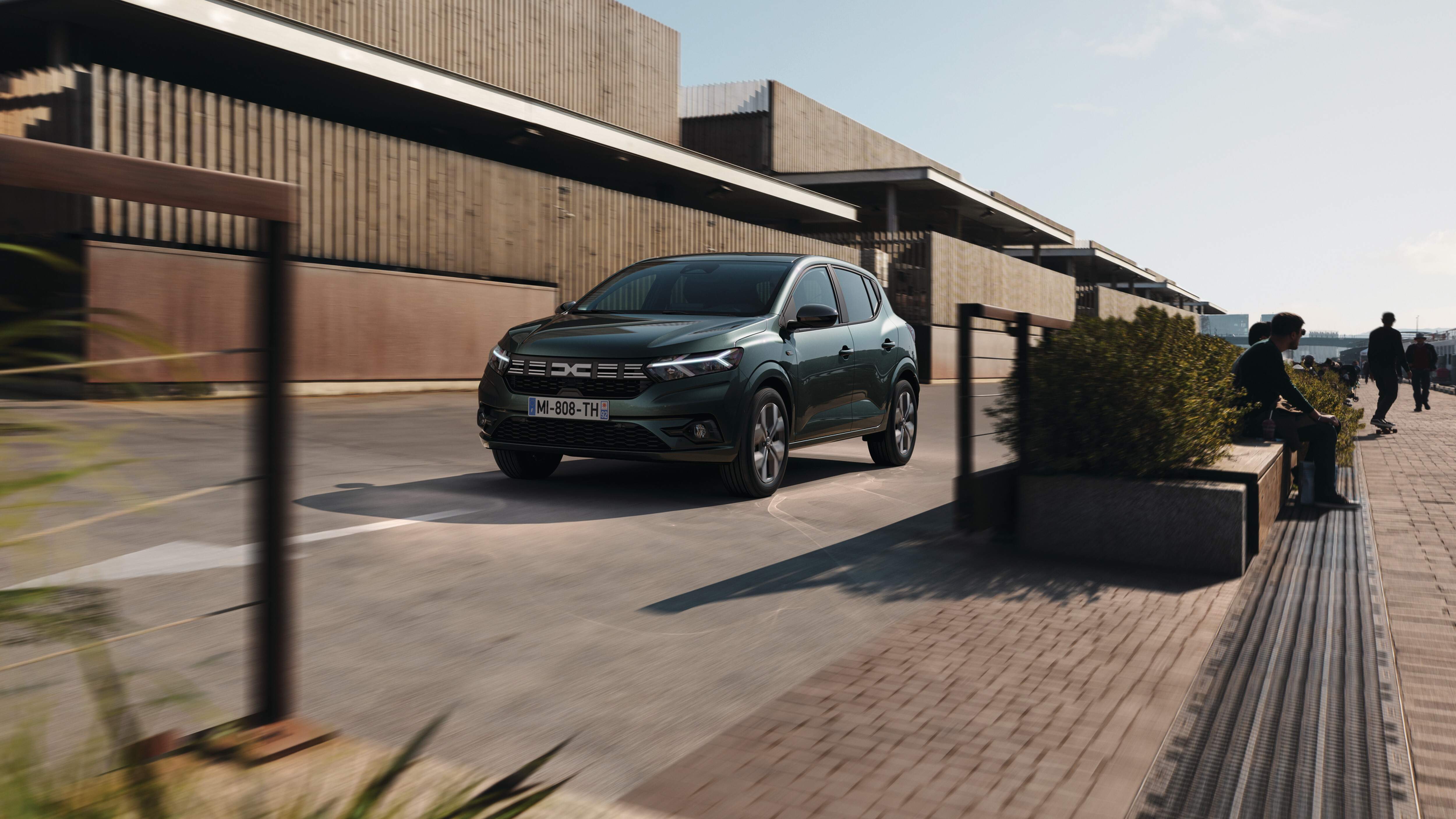 Es cierto que supera el precio del Dacia Sandero 1.410 euros, pero lo mejora en absolutamente todo