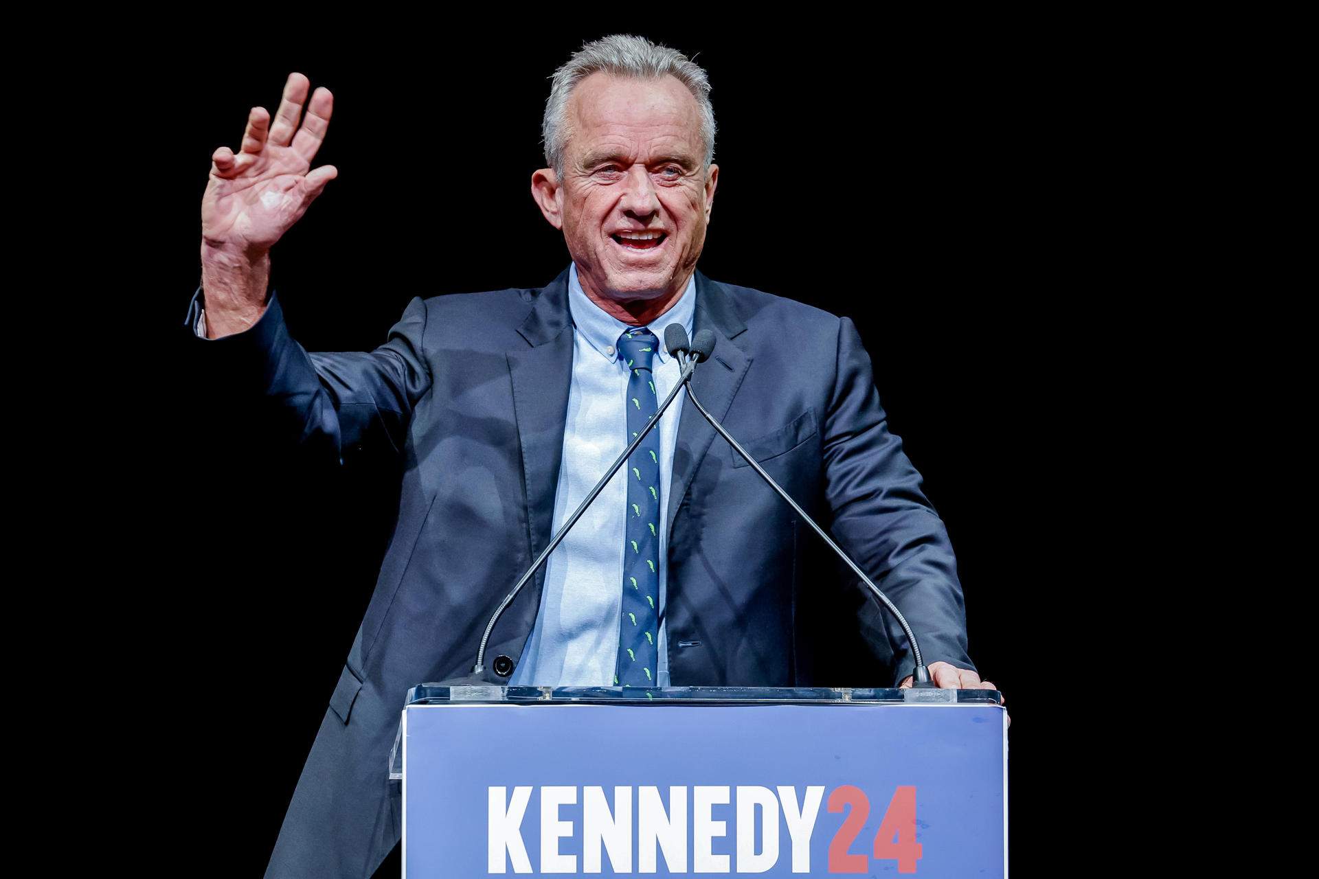 Robert F. Kennedy Jr. se retira de la carrera presidencial y da apoyo a Donald Trump