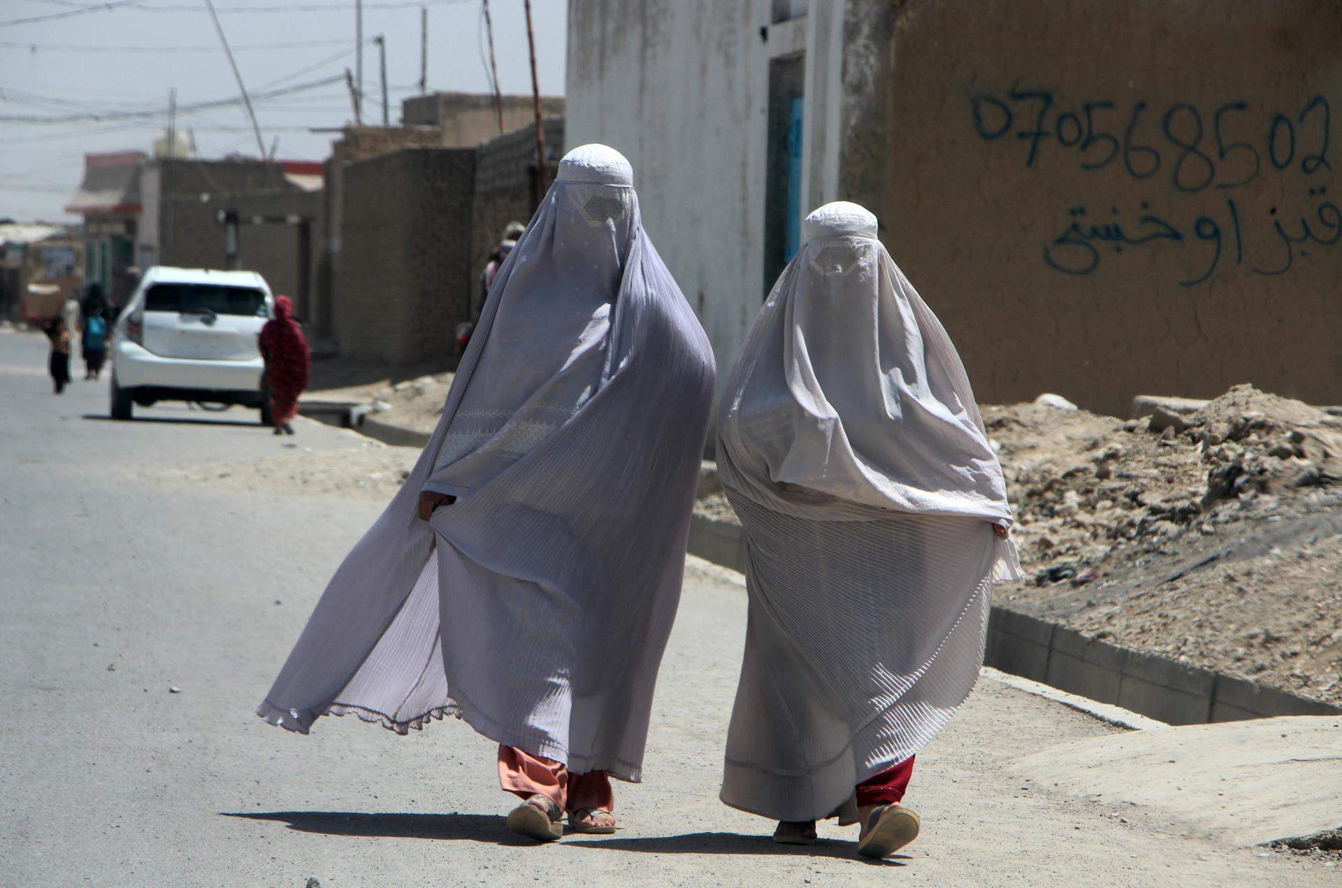 Els talibans prohibeixen el so de la veu de les dones en els espais públics de l'Afganistan