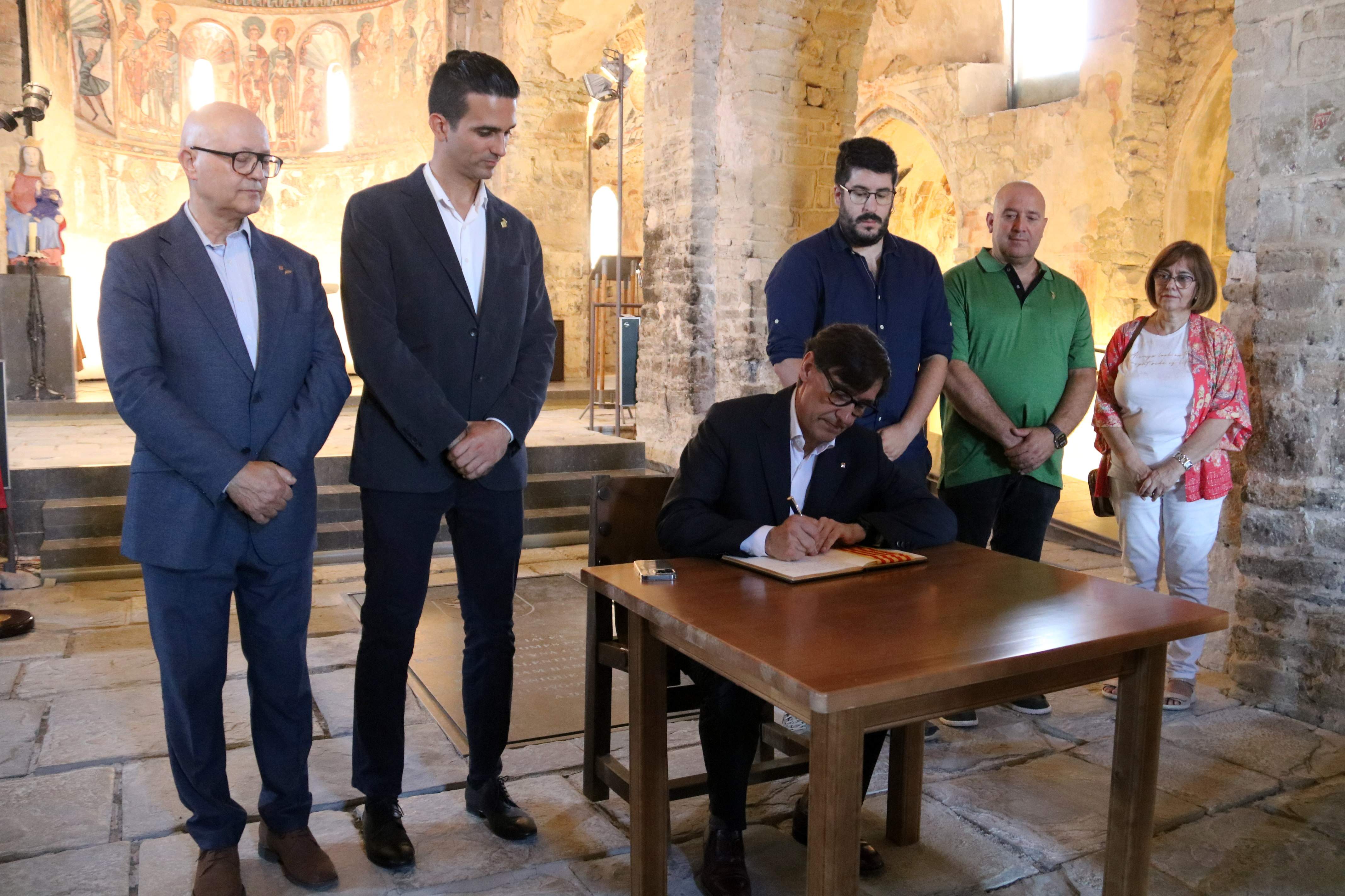 Salvador Illa firma en el libro de honor de Castell de Mur (Alba Mor ACN) Salvador Illa firma en el libro de honor de Castell de Mur (Alba Mor ACN)