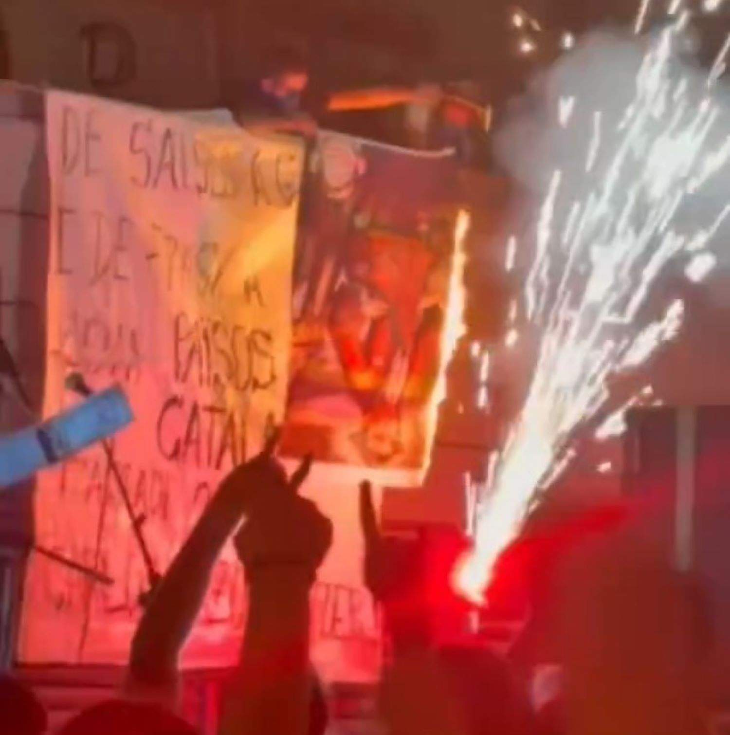 El PP salta contra Arran per la crema d'una caricatura de Mazón a les Festes de Gràcia