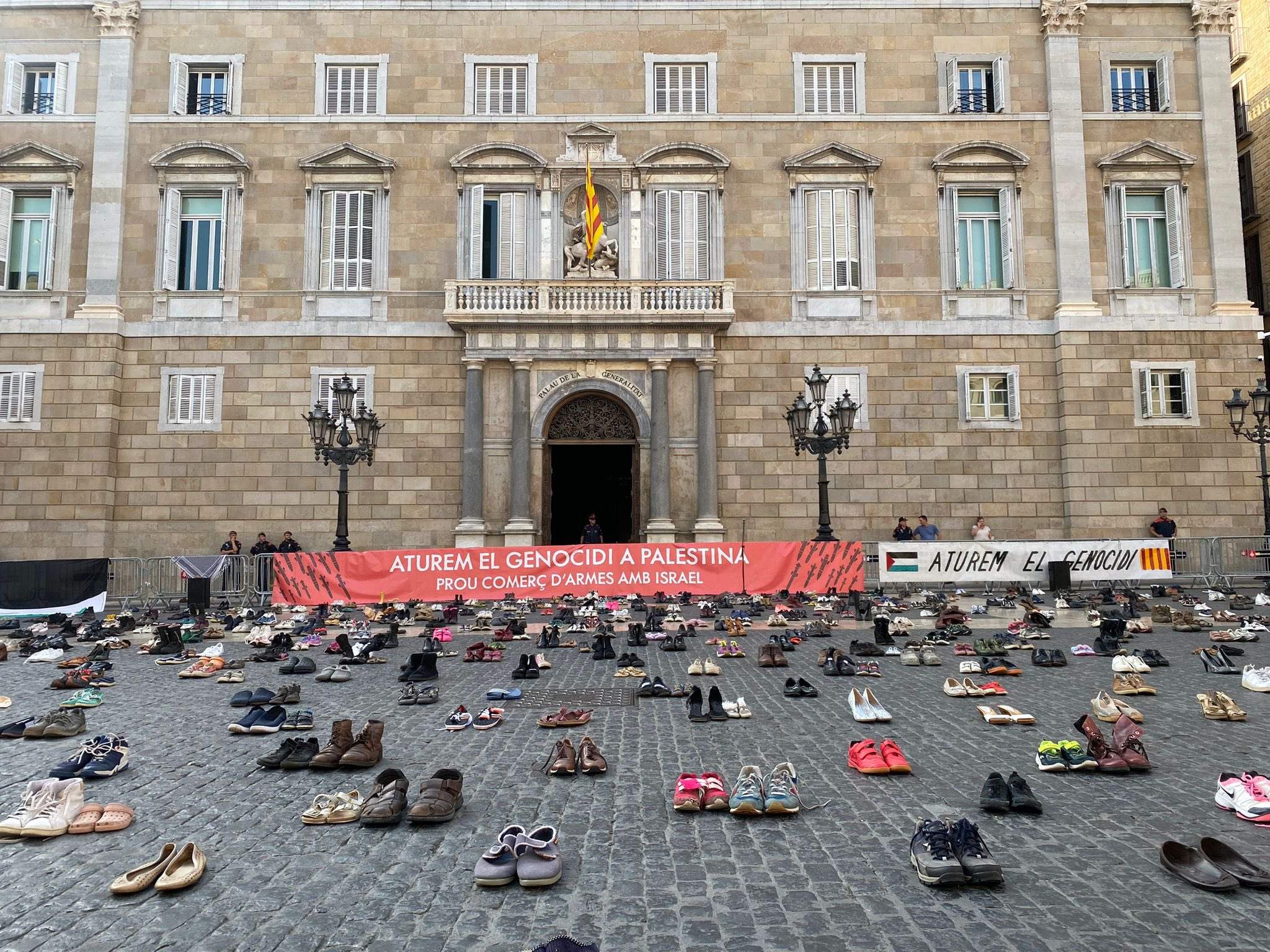 Llenan la plaza Sant Jaume de zapatos para denunciar la muerte de más de 40.000 palestinos en Gaza