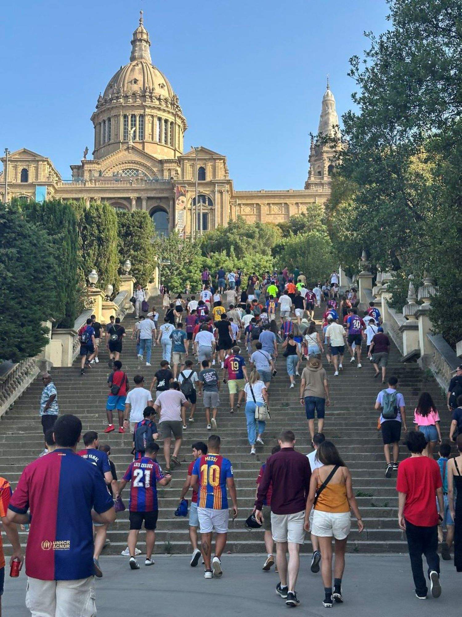 El estreno del Barça en Montjuïc en la Liga recibe la visita inesperada de una estrella de Hollywood