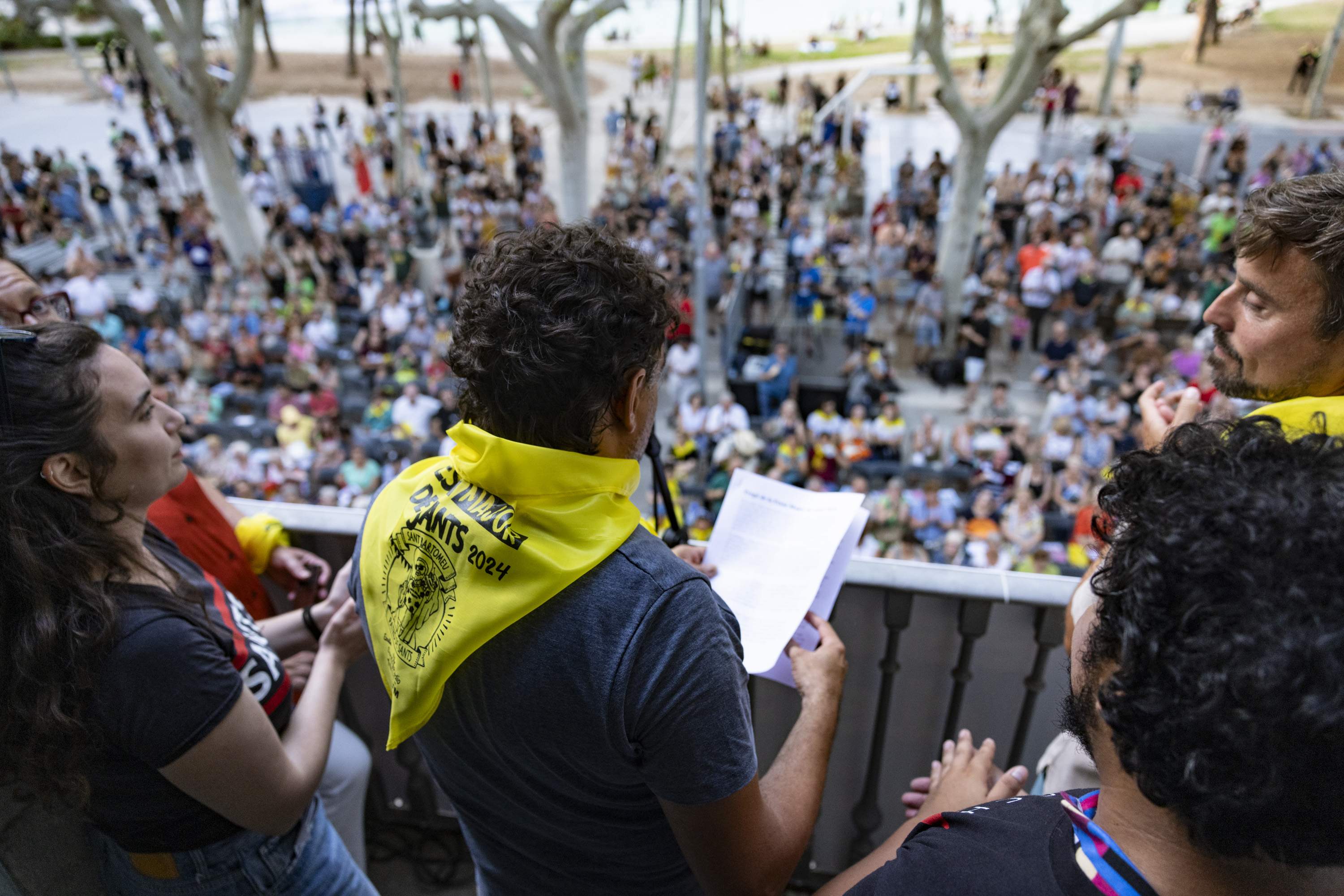 Tret de sortida de les festes de Sants amb un pregó crític amb la Fórmula 1 i la Copa Amèrica
