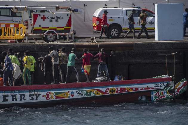 Migrantes desembarcan de un primer cayuco a su llegada al puerto de La Restinga, en El Hierro, el pasado 22 de agosto / Antonio Sempere, Europa Press Migrantes desembarcan de un primer cayuco a su llegada al puerto de La Restinga, en El Hierro, el pasado 22 de agosto / Antonio Sempere, Europa Press