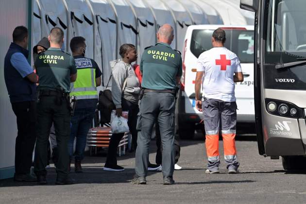 Asistencia sanitaria de inmigrantes llegados en cayuco a El Hierro el 23 de agosto, en el que un hombre ha fallecido / Europa Press Canarias Asistencia sanitaria de inmigrantes llegados en cayuco a El Hierro el 23 de agosto, en el que un hombre ha fallecido / Europa Press Canarias