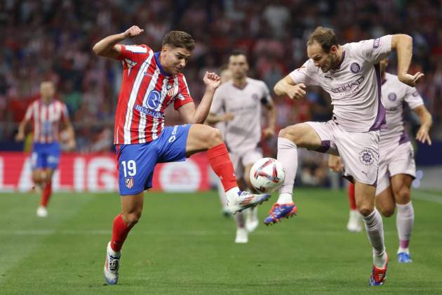 Julian Alvarez y Blind luchan un balon durante el Atletico de Madrid - Girona / Foto: EFE Julian Alvarez y Blind luchan un balon durante el Atletico de Madrid - Girona / Foto: EFE