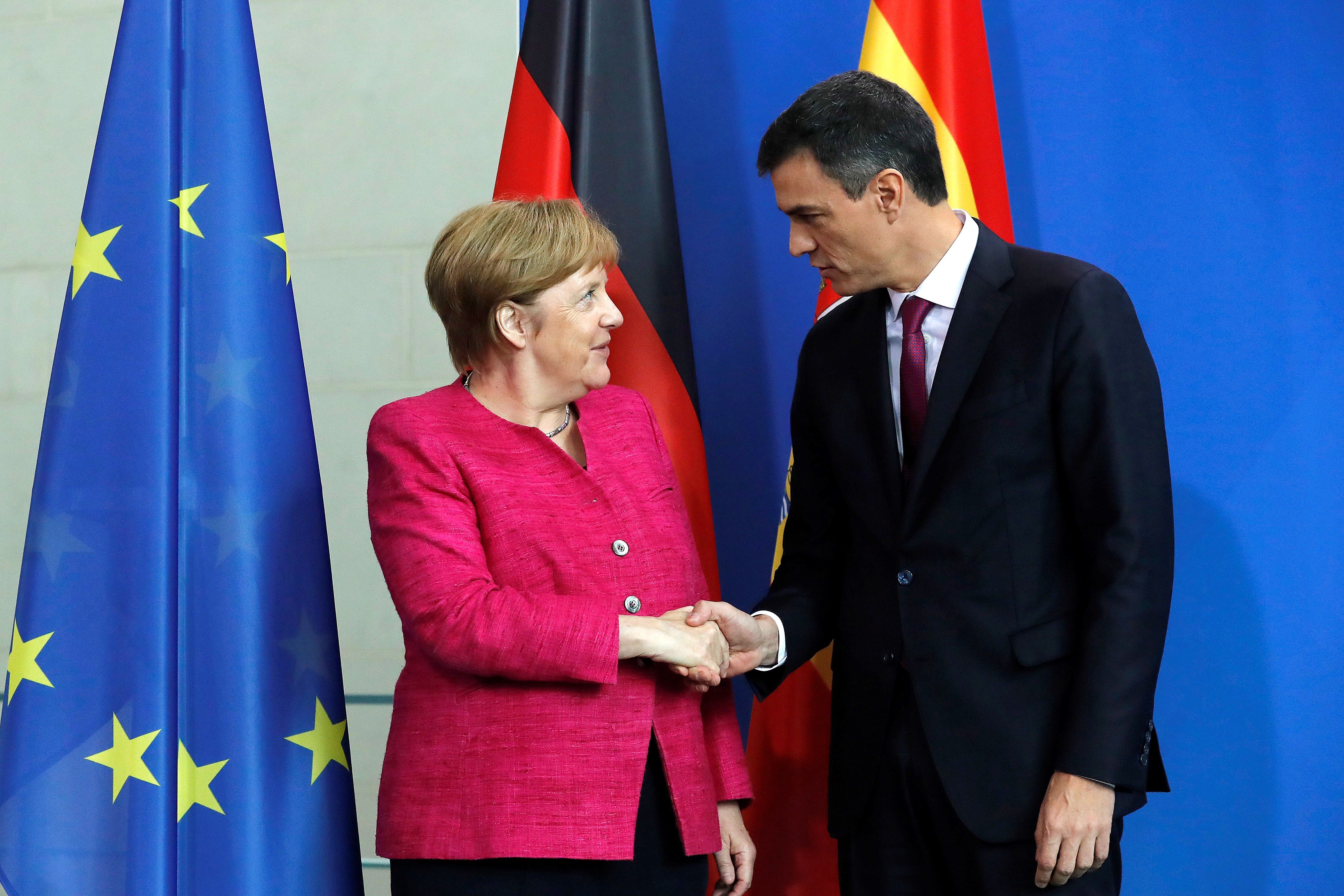 Merkel dice que no le "incomoda" la presencia de Puigdemont en Alemania