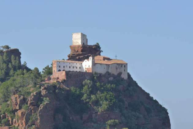 Ermita de la Virgen de la Roca / Tarambana Ermita de la Virgen de la Roca / Tarambana