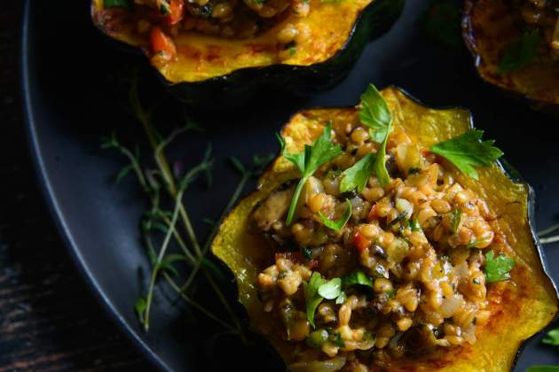 Berenjenas rellenas de arroz y champiñones / Foto: Unsplash Berenjenas rellenas de arroz y champiñones / Foto: Unsplash