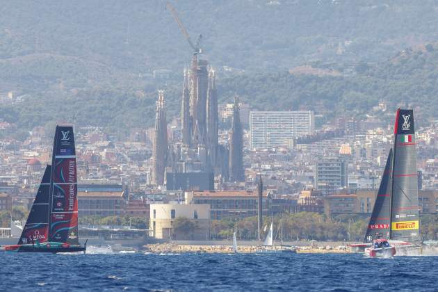 Emirates Team New Zealand i Luna Rossa en la regata davant la Sagrada Familia Foto EFE Emirates Team New Zealand i Luna Rossa en la regata davant la Sagrada Familia Foto EFE