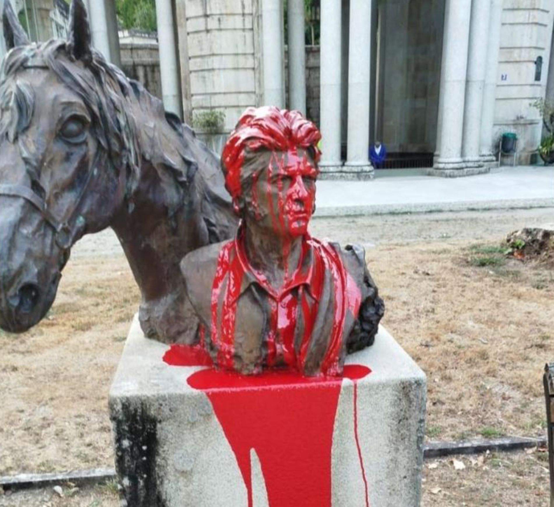 Vandalizan una estatua de Sancho Gracia en Mondariz después de la sentencia a su nieto Daniel Sancho
