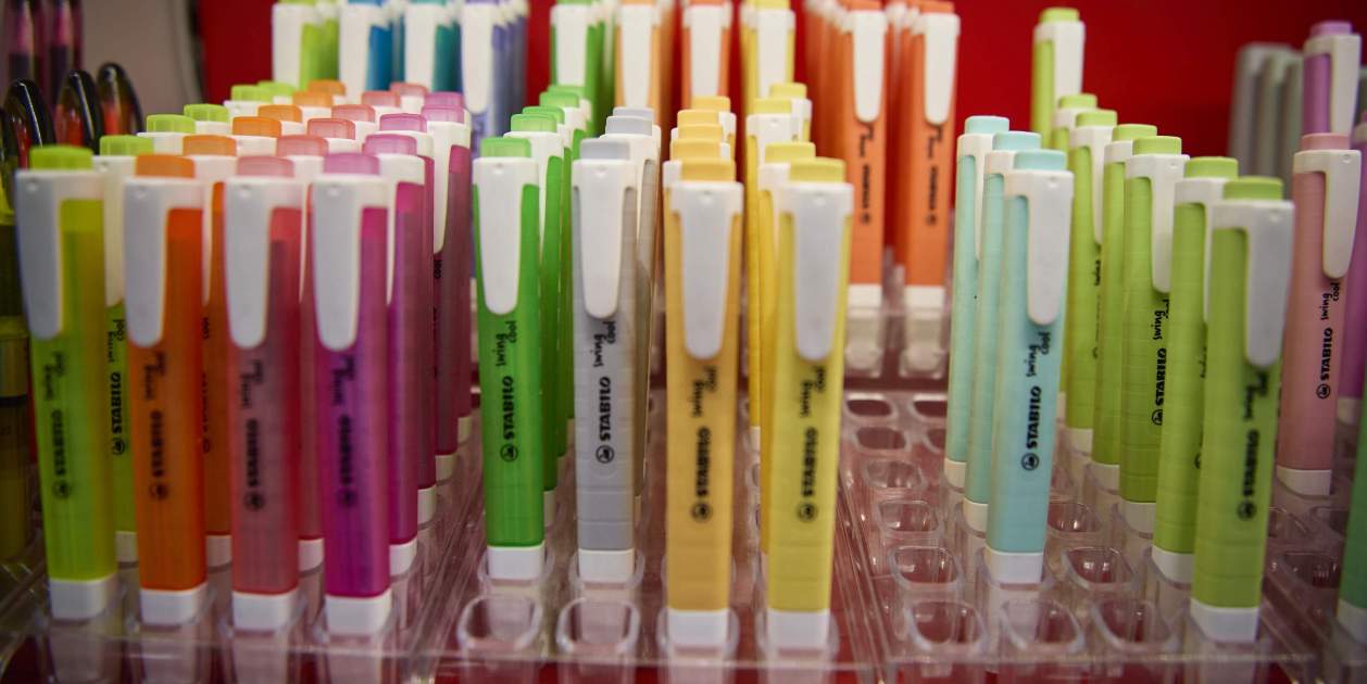 EuropaPress 6170516 subrayadores diferentes colores papeleria folder hermosilla 24 agosto 2024