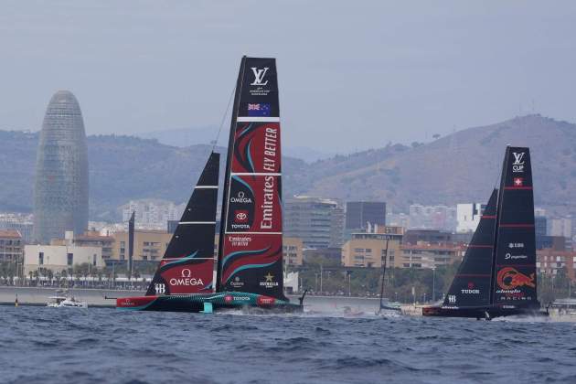 Emirates Team New Zealand i Alinghi Red Bull Racing durant la primera regata del dia / Foto: EFE Emirates Team New Zealand i Alinghi Red Bull Racing durant la primera regata del dia / Foto: EFE