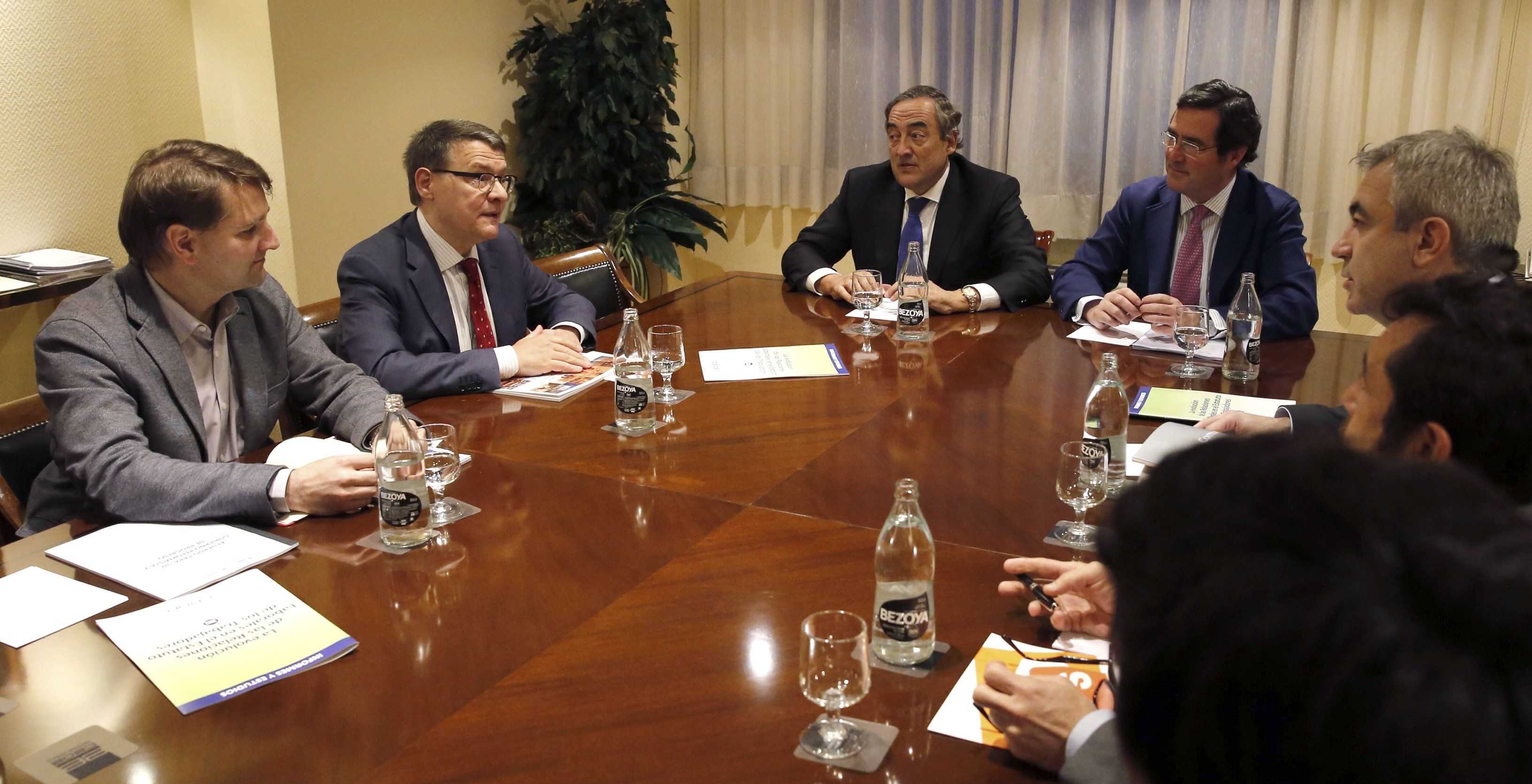PSOE y C's defienden ante la patronal un acuerdo de centro