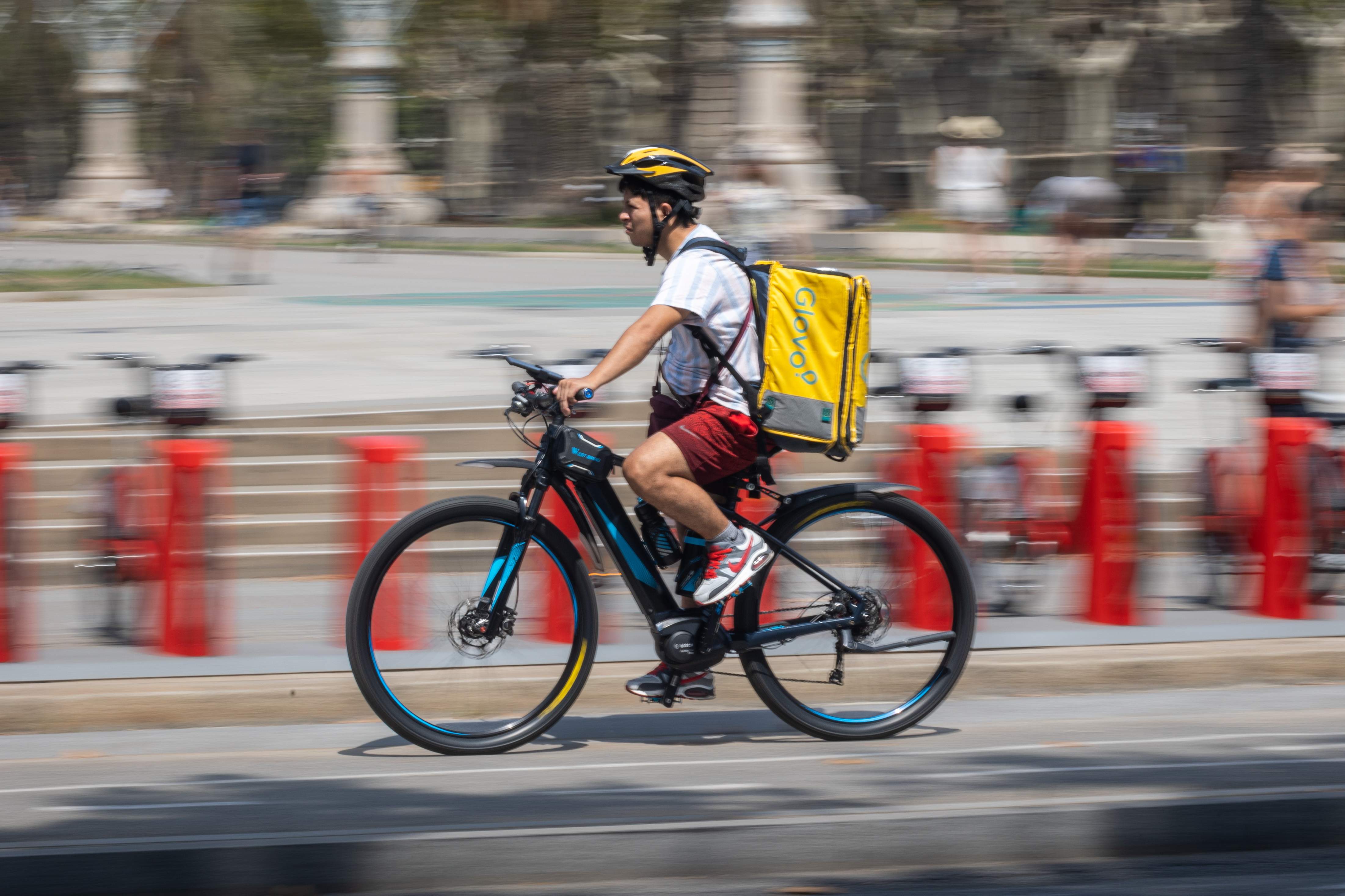 Més de la meitat de repartidors en bicicleta circula a més velocitat de la permesa a Barcelona