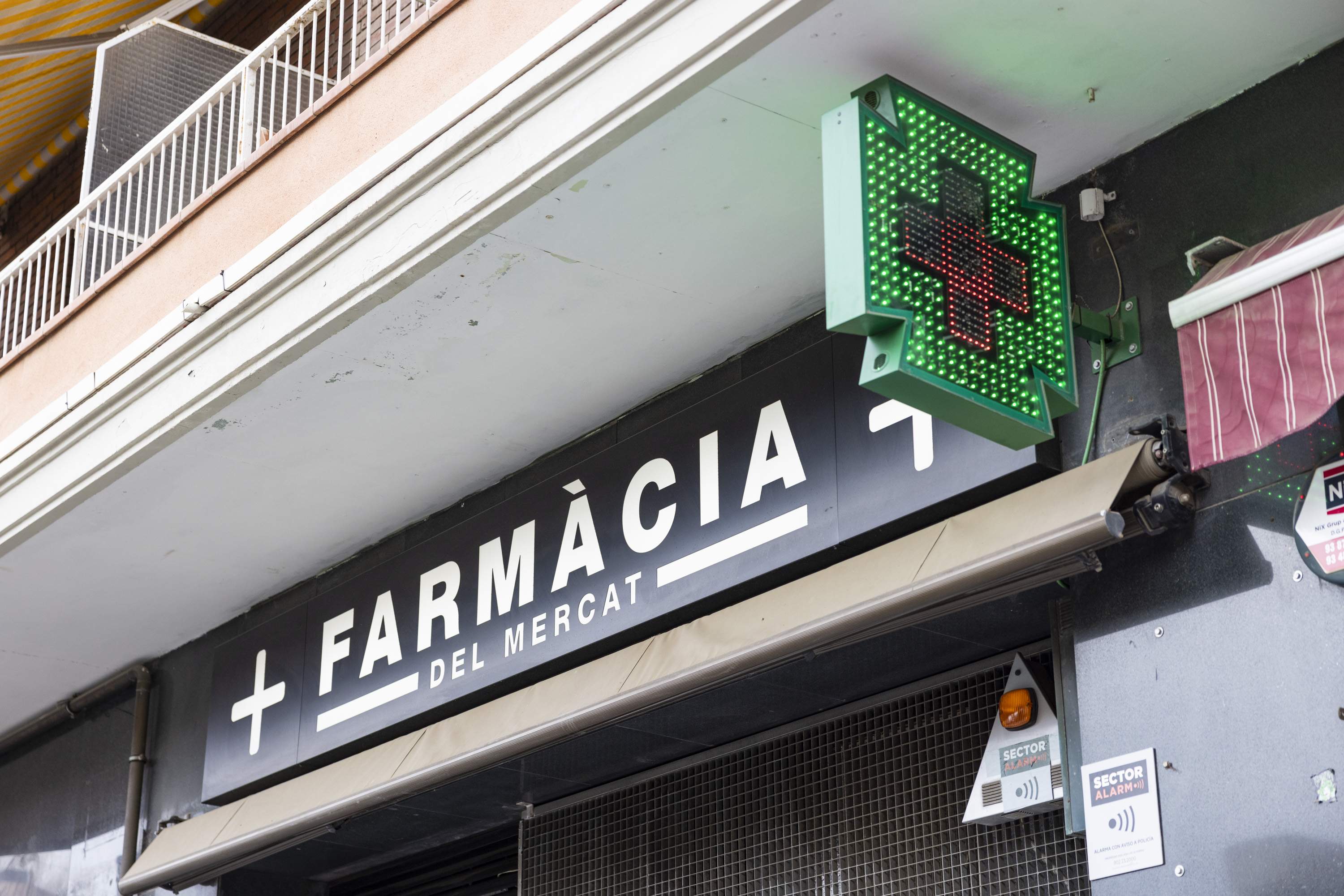 Alba, farmacèutica: "En sortir de la carrera guanyem uns 1.800 euros nets al mes, sense que pugi"