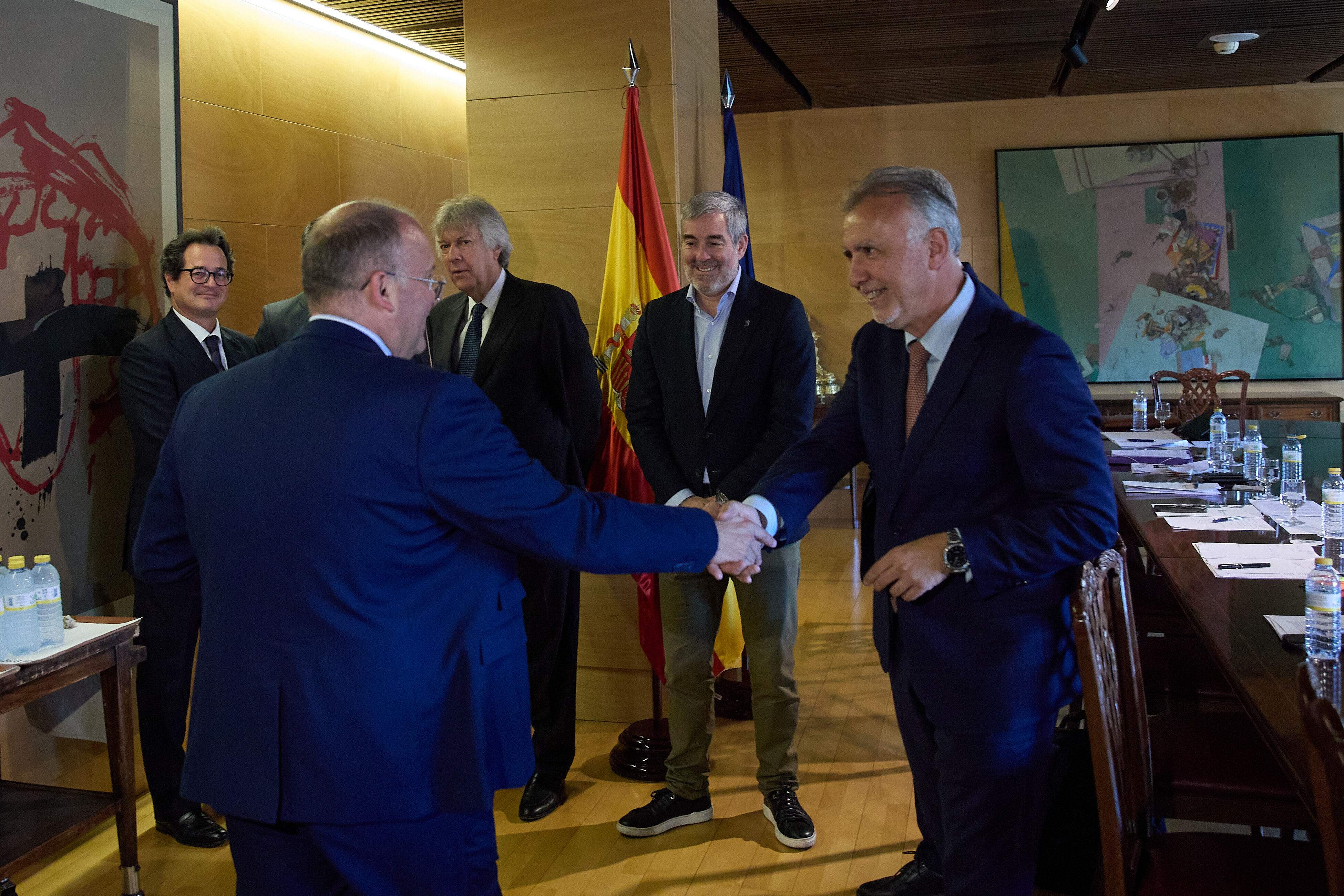 L'intent de Moncloa, PP i govern de Canàries de resoldre la crisi migratòria entre bambolines