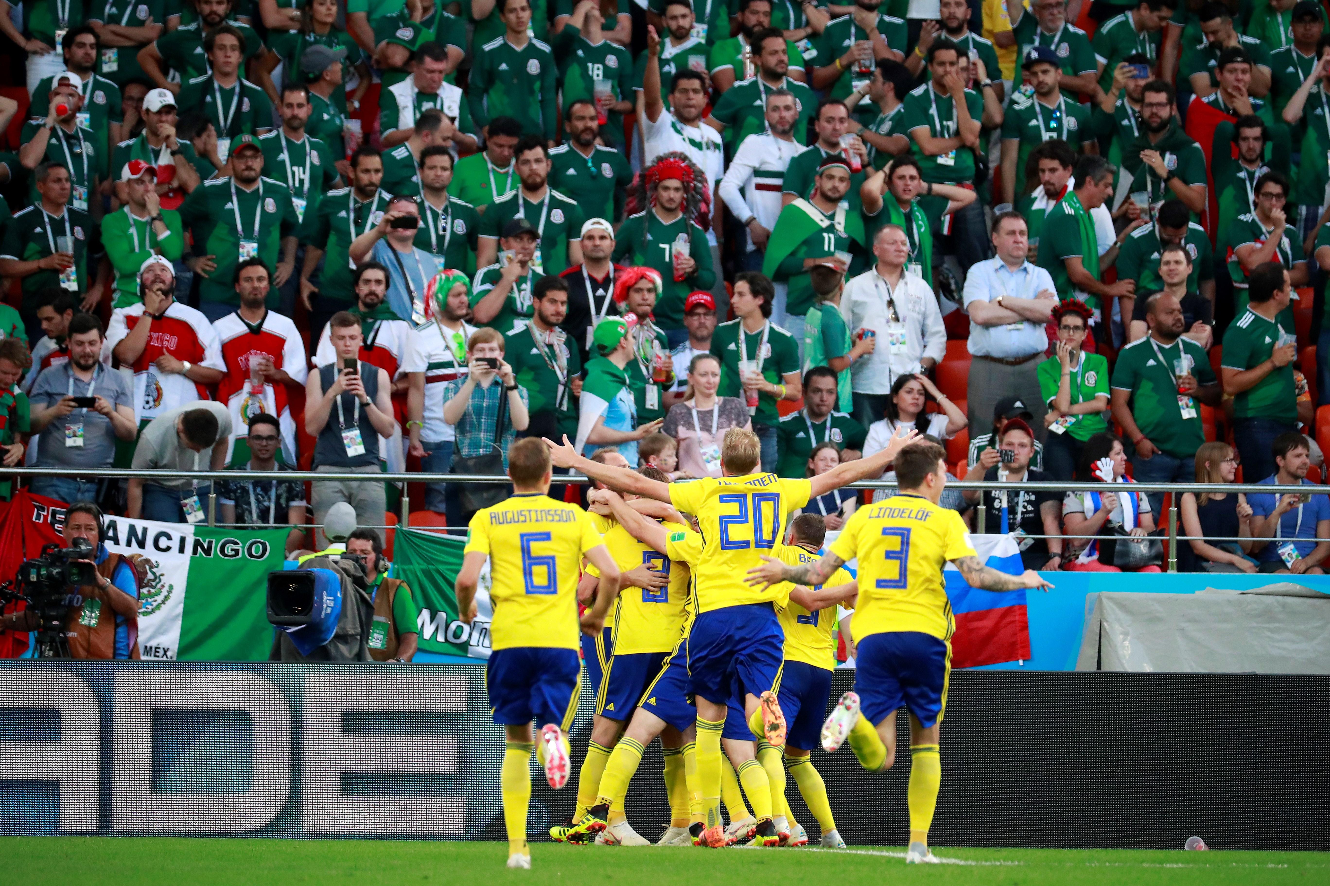 México celebra la derrota contra Suecia (0-3)