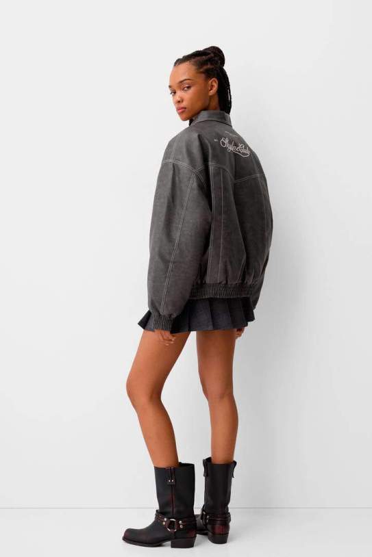 Cazadora oversize efecto piel bordado Cazadora oversize efecto piel bordado