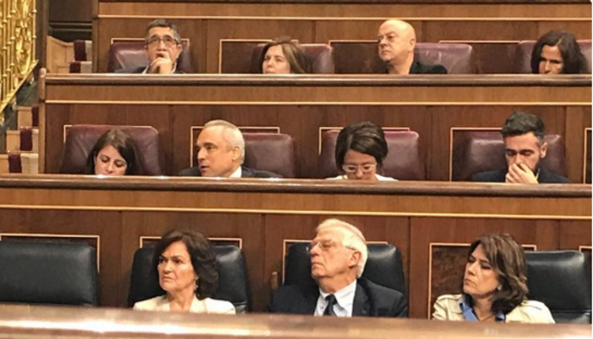 Pillan a Josep Borrell echando la siesta en el pleno del Congreso