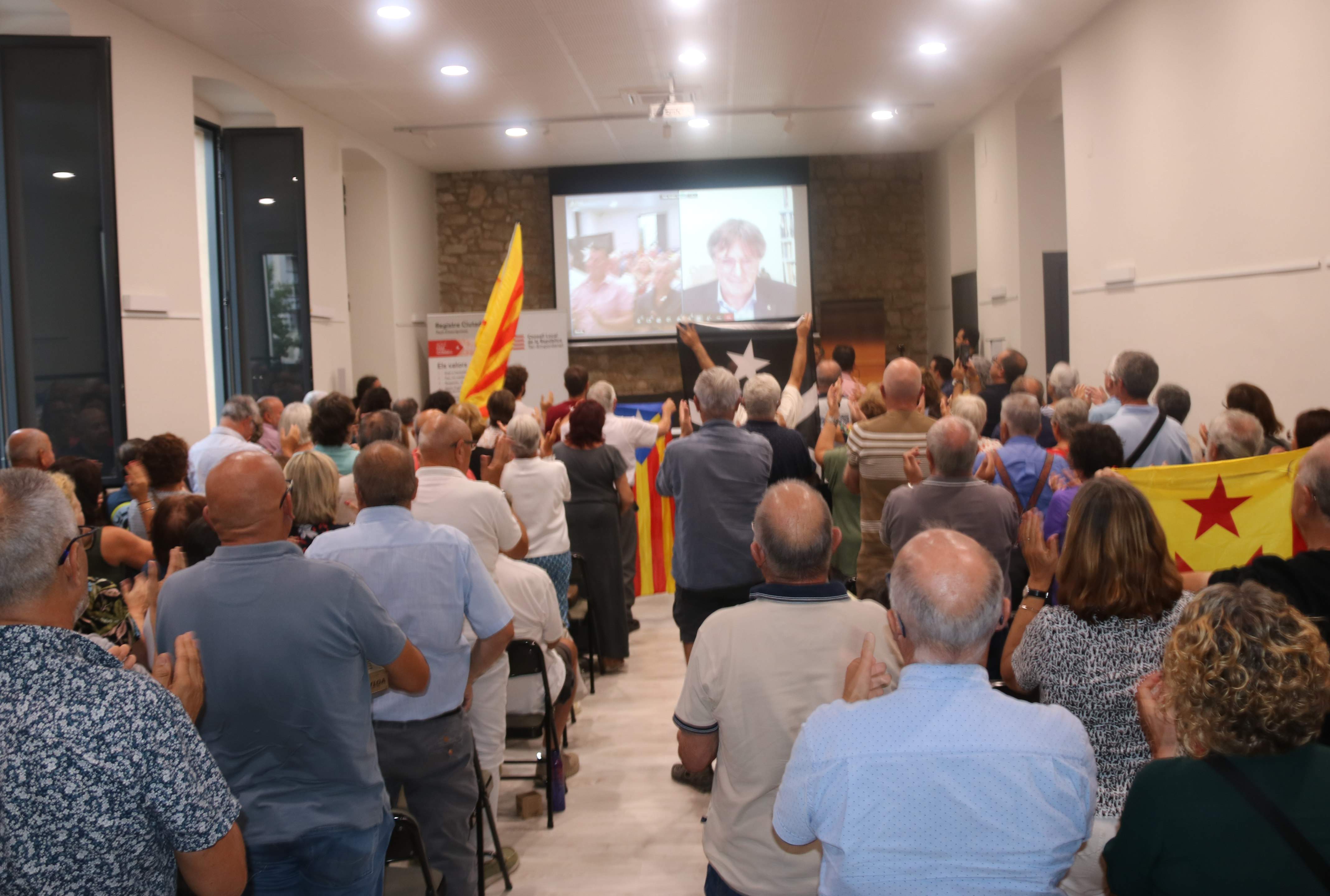 Puigdemont reivindica el 1-O ante un Govern "militantemente hostil" al independentismo