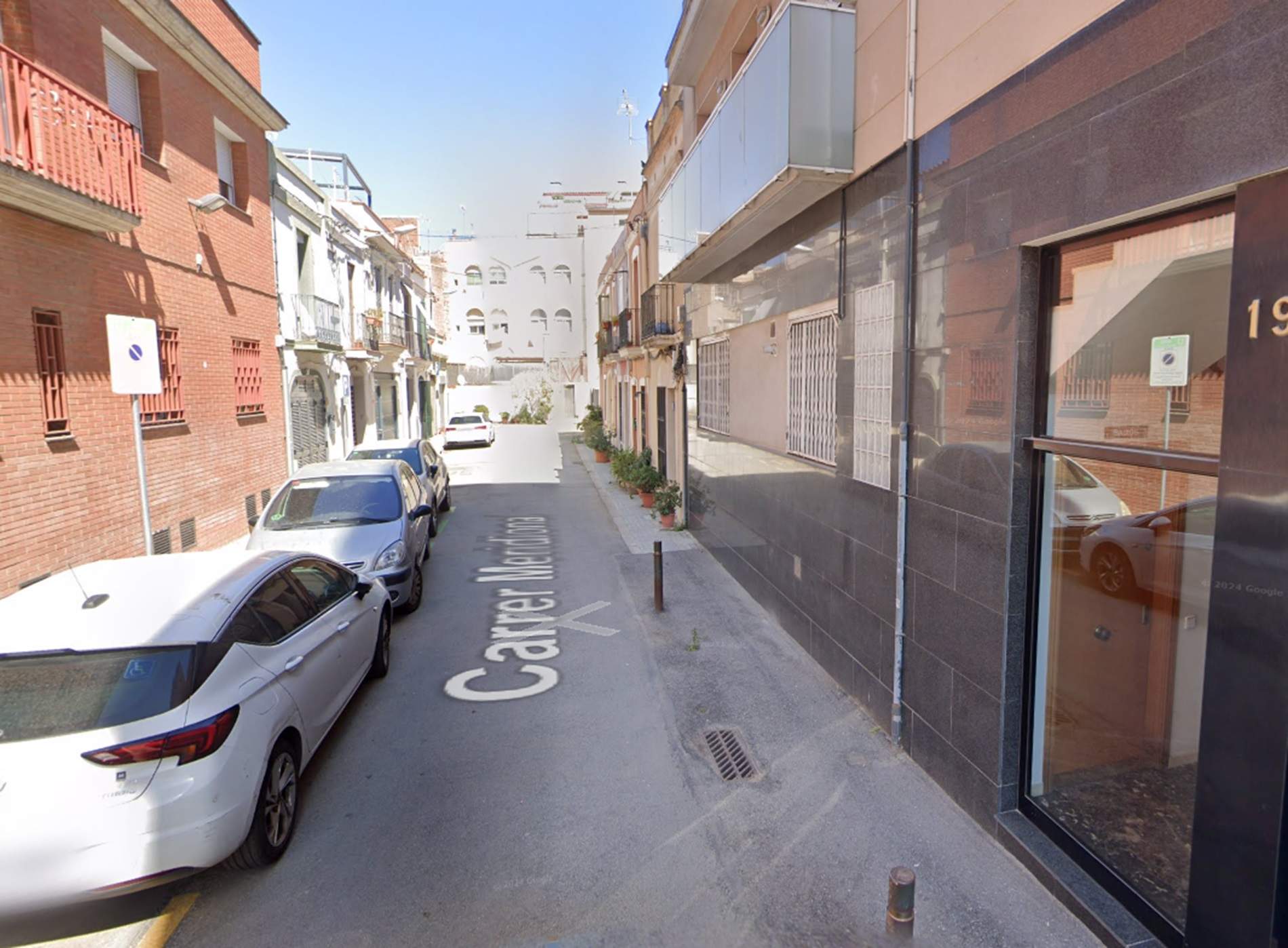El Ayuntamiento retirará las multas a vecinos de una calle del Clot por tener macetas en la acera