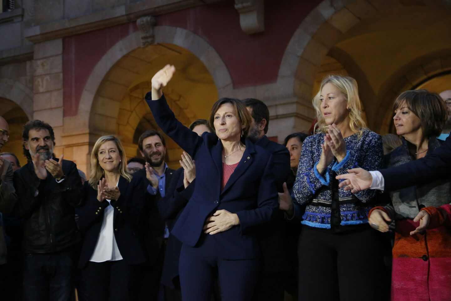 Políticos y ciudadanos se concentran en apoyo a Forcadell, que responde emocionada