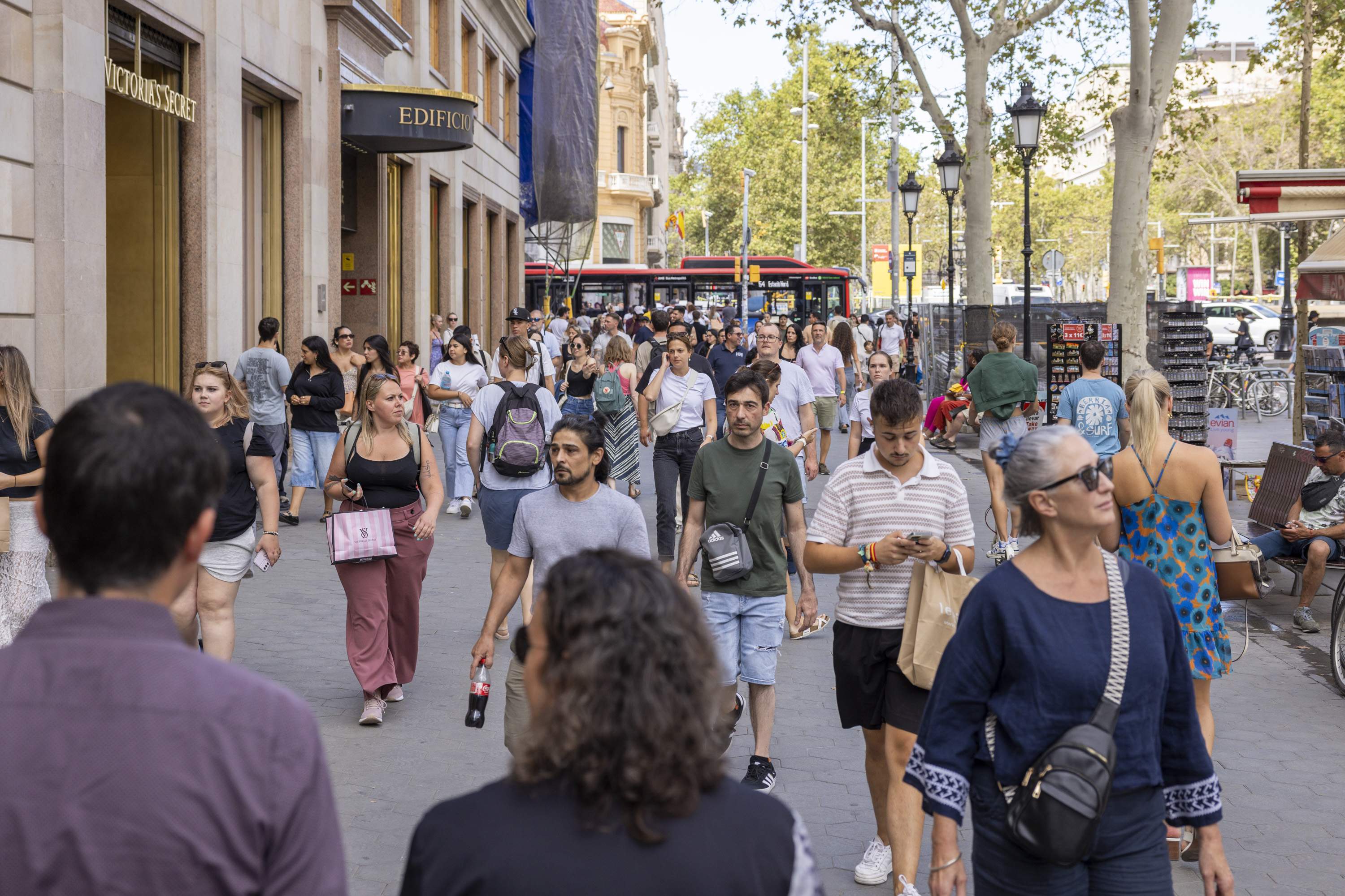 La meitat dels catalans creuen que hi ha massa immigració i el 62% que no hi ha "control" de qui entra