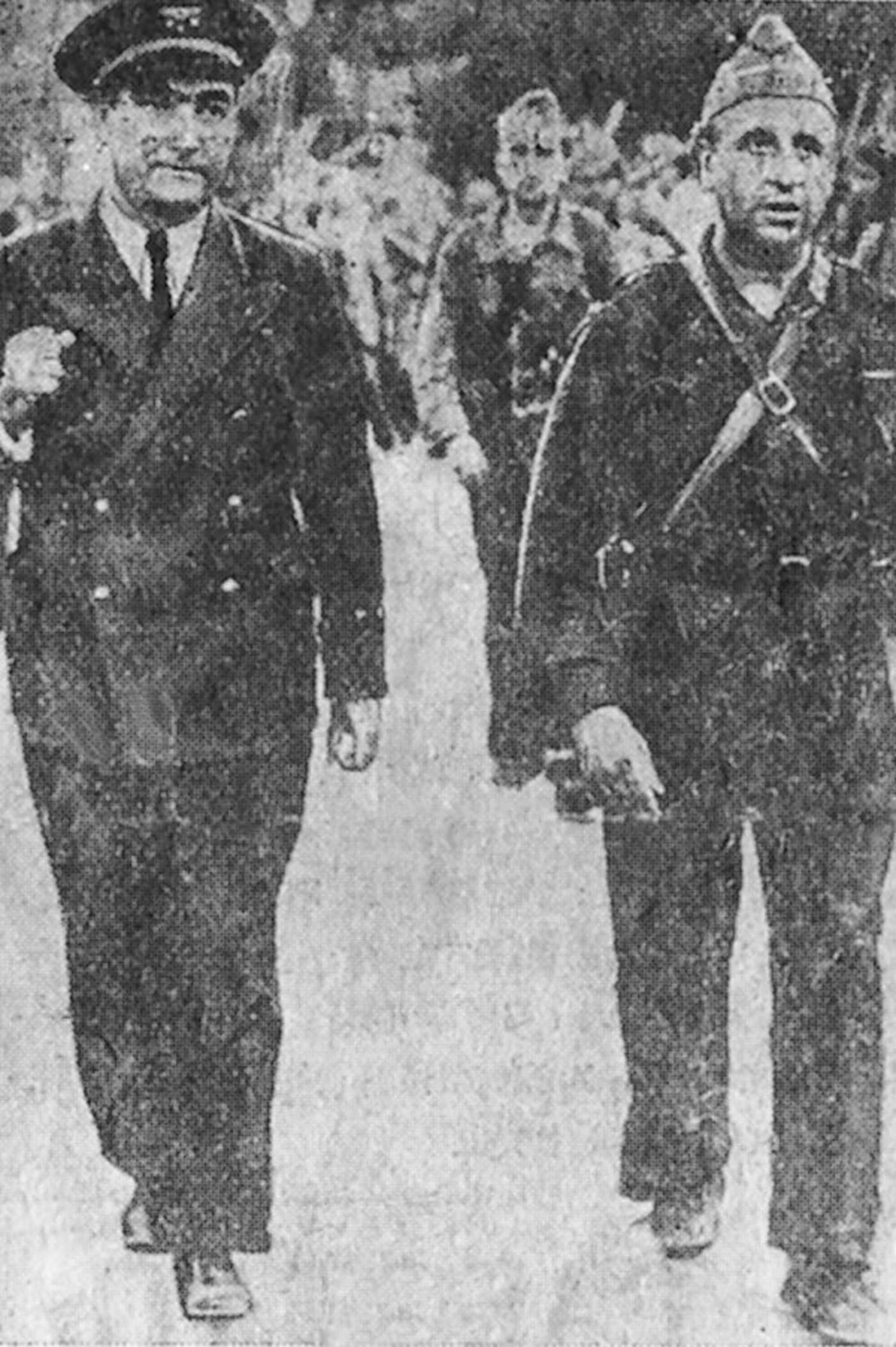 El capitán Bayo en el frente de una columna de milicianos. Fuente Institución Alfons el Magnanim El capitán Bayo en el frente de una columna de milicianos. Fuente Institución Alfons el Magnanim