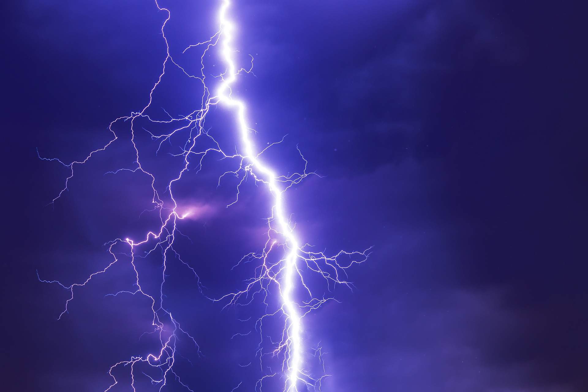 Las tormentas de madrugada dejan más de 1.700 rayos caídos en Catalunya e imágenes espectaculares