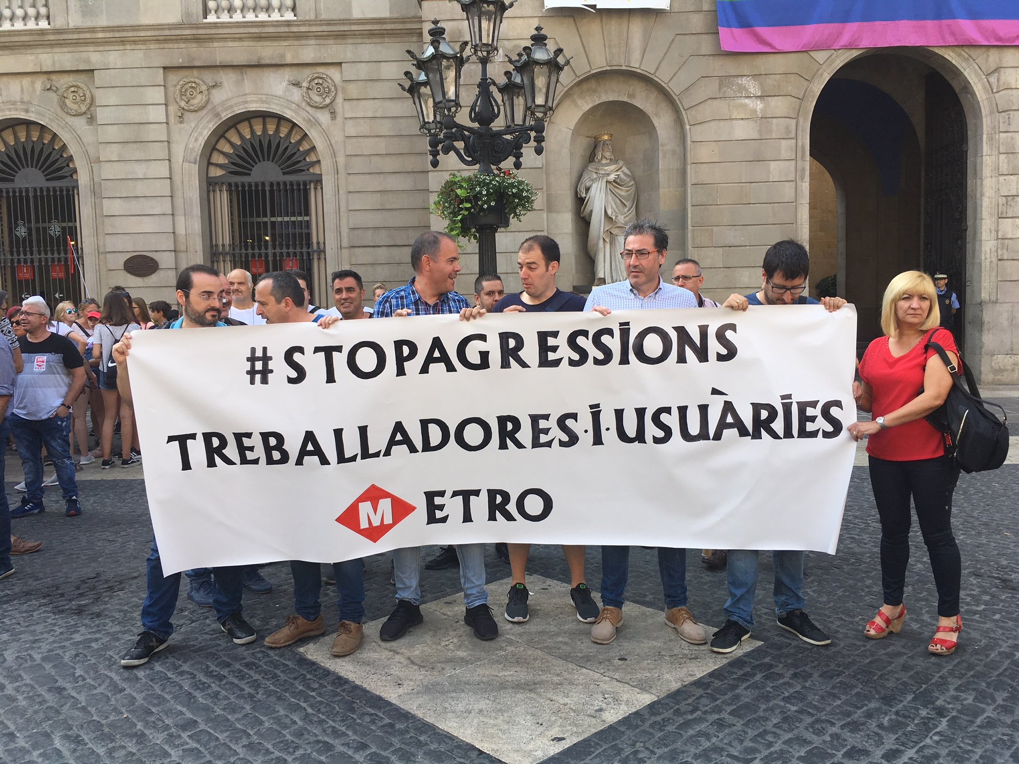 Trabajadores de metro y tren exigen a Colau que actue ante las agresiones