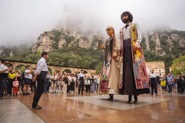Gigantes por|para el milenario de Montserrat Gigantes por|para el milenario de Montserrat