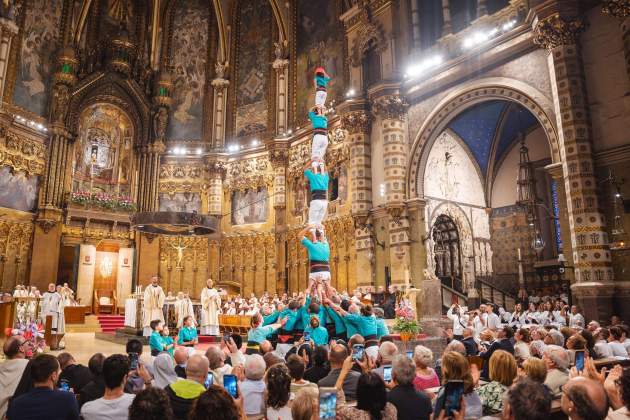 Un pilar de los Castellers de Vilafranca a la basílica de Santa Maria Un pilar de los Castellers de Vilafranca a la basílica de Santa Maria