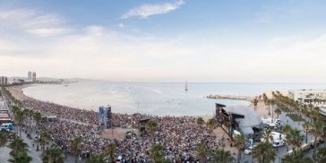 plano abierto concierto en la playa auditorio