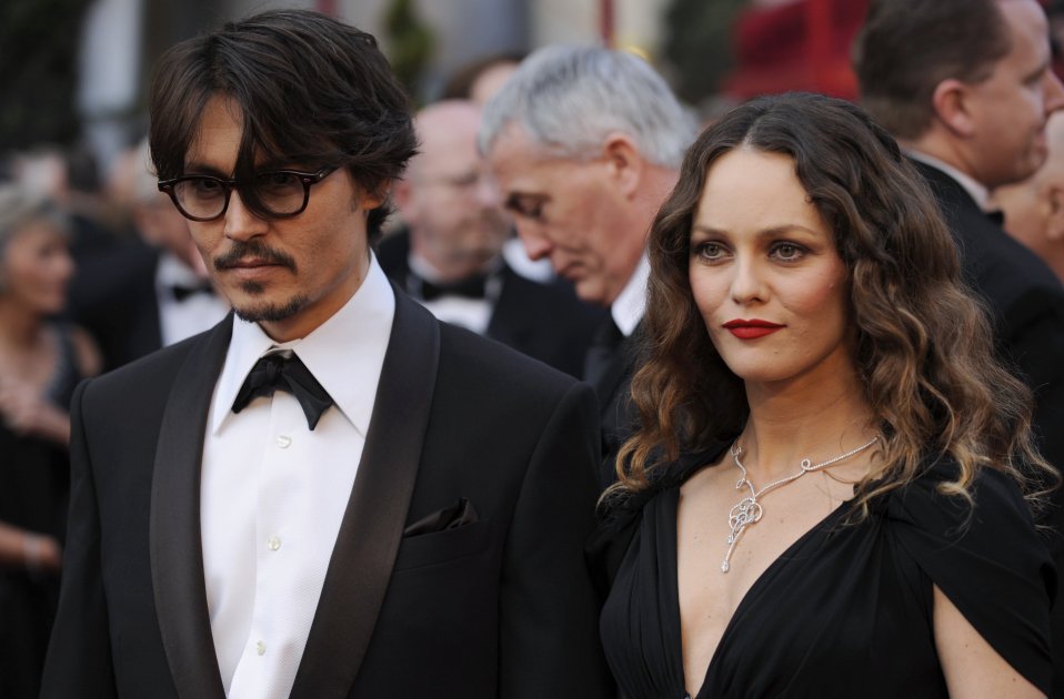 Johnny Depp y mujer GTRES