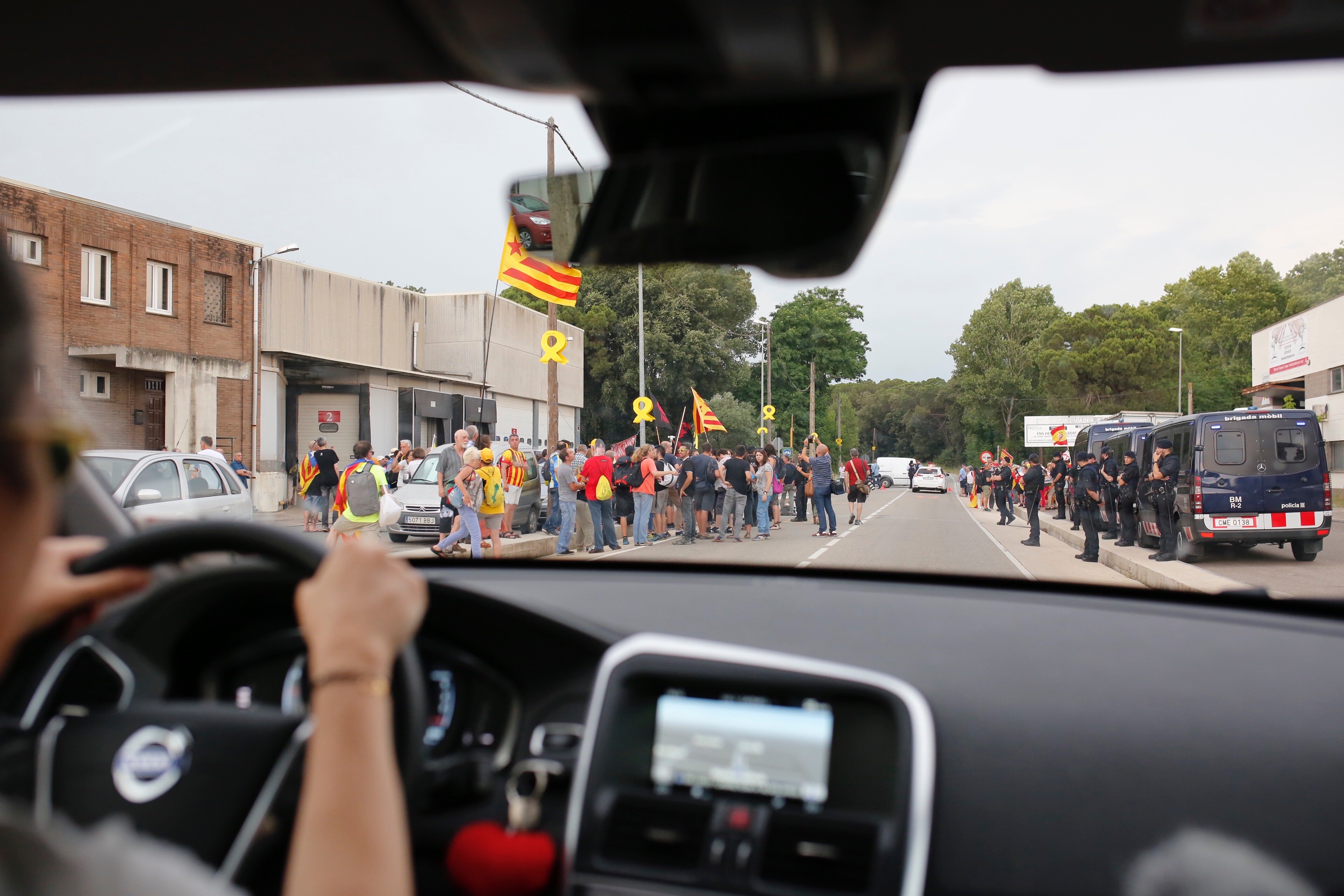 Protestes independentistes a Vilablareix, blindada per la visita del Rei