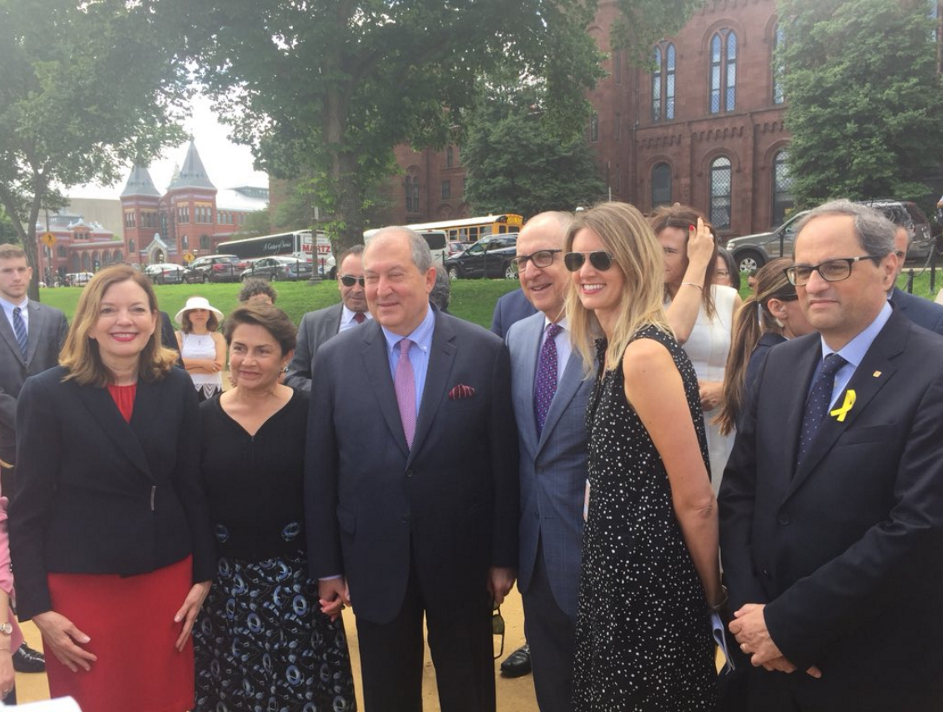 La foto conjunta de Torra, el president armeni i una membre de la secretaria d'Estat