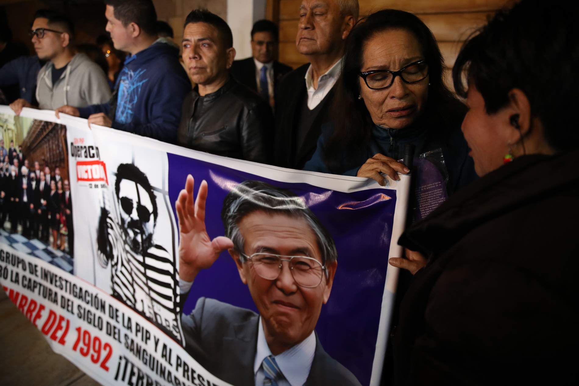 Partidaris de Fujimori es concentren davant la seva residència (EFE) Partidaris de Fujimori es concentren davant la seva residència (EFE)