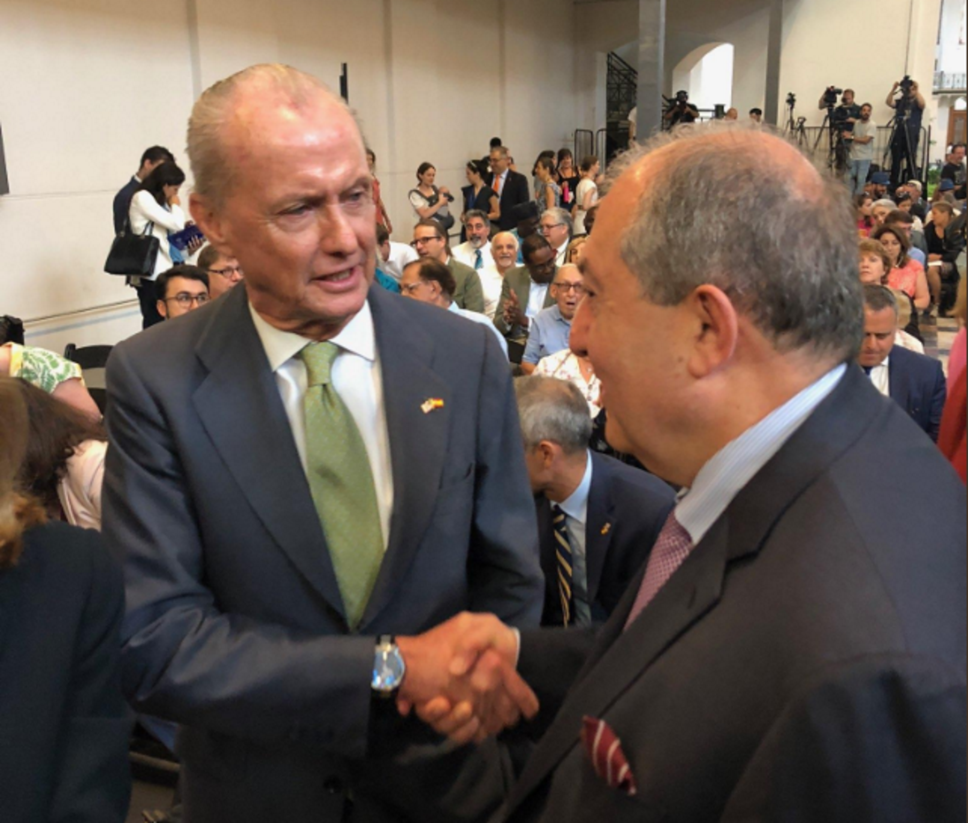 La embajada de Armenia hace públicas dos fotos (de hoy) de su presidente con Morenés