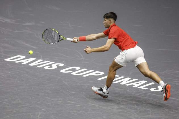 Carlos Alcaraz ejecuta una derecha en la Copa Davis con España / Foto: EFE Carlos Alcaraz ejecuta una derecha en la Copa Davis con España / Foto: EFE